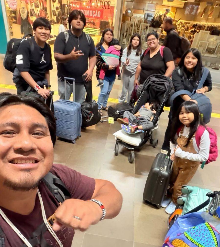 Members of a Kamaiurá family traveling together with their luggage